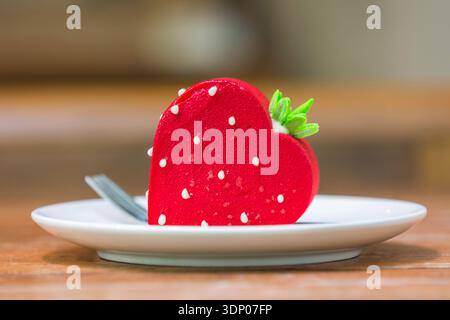 gros plan gâteau aux fraises rouges sur plat blanc Banque D'Images