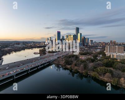 Vue aérienne par drone du coucher de soleil sur la ligne d'horizon spectaculaire d'Austin Texas au début de 2026 montrant de nouvelles tours résidentielles dans le centre-ville Banque D'Images
