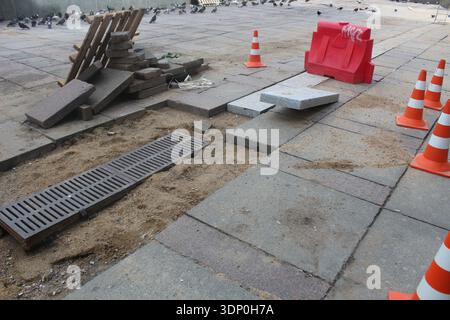Réparation des tuyaux de travail posés dans la zone piétonne. Banque D'Images