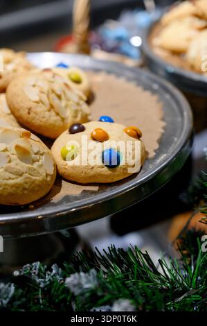 Biscuits en forme de canne de bonbon de Noël sur un plateau en métal dans une fenêtre de magasin de vacances. Pâtisseries traditionnelles du nouvel an et petits gâteaux à l'avoine exposés au restaurant a Chr Banque D'Images
