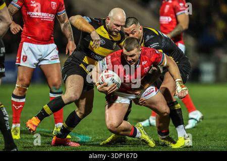 Jack Brown de Hull KR est affronté par Paul McShane de York Knights et Paul Vaughan de York Knights lors du match de la Betfred Super League Round 1 York Knights vs Hull KR au LNER Community Stadium, Lincoln, Royaume-Uni le 12 février 2026 (photo par Alfie Cosgrove/News images) Banque D'Images