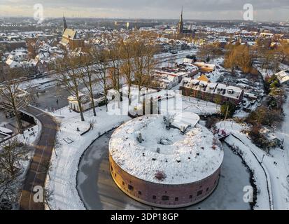 Paysage urbain aérien de Weesp avec l'ancienne fortification circulaire et la rivière Vecht en hiver Banque D'Images