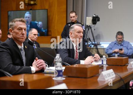 Washington, États-Unis. 12 février 2026. Rodney Scott, commissaire américain aux douanes et à la protection des frontières (CBP), et Todd Lyons, directeur intérimaire de l'immigration et de l'application des douanes (ICE), comparaissent pour une audience sur la surveillance du Département de la sécurité intérieure devant la Commission sénatoriale de la sécurité intérieure et des affaires gouvernementales dans le Dirksen Senator Office Building, le 12 février 2026 à Washington, DC. Photo par Olivier Douliery/ABACAPRESS.COM crédit : Abaca Press/Alamy Live News Banque D'Images