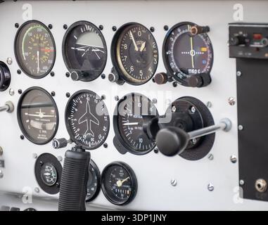 Hobby et temps libre, tableau de bord d'avions légers utilisés par les leads d'aéroclub en France pour les sports et les courts trajets en position de départ Banque D'Images