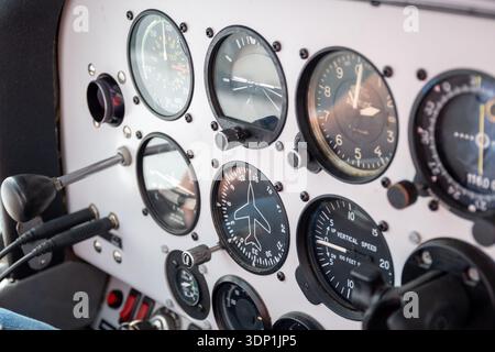 Hobby et temps libre, tableau de bord d'avions légers utilisés par les leads d'aéroclub en France pour les sports et les courts trajets en position de départ Banque D'Images