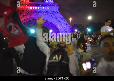 *** AUCUNE VENTE AUX MÉDIAS OU ÉDITEURS FRANÇAIS - DROITS RÉSERVÉS ***31 mai 2025 - Paris, France : les supporters du PSG célèbrent leur victoire par équipe face à l'Inter Milan en finale de la Ligue des Champions près de la Tour Eiffel. Scene de liesse pres de la tour Eiffel apres la victoire du Paris Saint-Germain face a l’Inter de Milan en finale de la Ligue des Champions. Banque D'Images