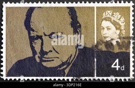 LONDRES - VERS 1965 : ce timbre a été émis en l'honneur de l'ancien premier ministre Winston Churchill l'année de son décès. Banque D'Images