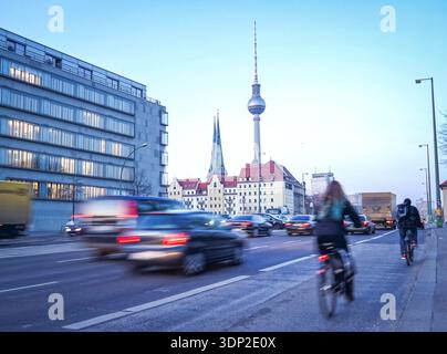 Heure de pointe à Berlin-Mitte, Spittelmarkt Banque D'Images