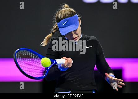 Doha, Qatar. 13 février 2026. Anna Kalinskaya, de Russie, joue contre Karolina Muchova, de République tchèque (non visible) lors de son match de quart de finale au tournoi de tennis WTA Qatar TotalEnergies Open 2026 au Khalifa International Tennis Complex. Karolina Muchovawon contre Anna Kalinskaya. 6-3, 6-4. Crédit : SOPA images Limited/Alamy Live News Banque D'Images