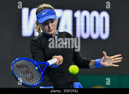 Doha, Qatar. 13 février 2026. Anna Kalinskaya, de Russie, joue contre Karolina Muchova, de République tchèque (non visible) lors de son match de quart de finale au tournoi de tennis WTA Qatar TotalEnergies Open 2026 au Khalifa International Tennis Complex. Karolina Muchovawon contre Anna Kalinskaya. 6-3, 6-4. (Photo de Noushad Variyattiyakkal/SOPA images/SIPA USA) crédit : SIPA USA/Alamy Live News Banque D'Images