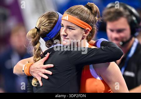 Doha, Qatar. 13 février 2026. Karolina Muchova, de la République tchèque, est félicitée par Anna Kalinskaya, de Russie, après leur quart de finale au tournoi de tennis WTA Qatar TotalEnergies Open 2026 au complexe international de tennis Khalifa. Karolina Muchovawon contre Anna Kalinskaya. 6-3, 6-4. (Photo de Noushad Variyattiyakkal/SOPA images/SIPA USA) crédit : SIPA USA/Alamy Live News Banque D'Images