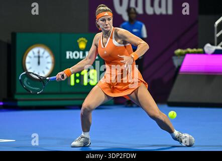 Doha, Qatar. 13 février 2026. Karolina Muchova, de la République tchèque, joue contre Anna Kalinskaya, de la Russie (pas en vue) lors de leur quart de finale au tournoi de tennis WTA Qatar TotalEnergies Open 2026 au Khalifa International Tennis Complex. Karolina Muchovawon contre Anna Kalinskaya. 6-3, 6-4. (Photo de Noushad Variyattiyakkal/SOPA images/SIPA USA) crédit : SIPA USA/Alamy Live News Banque D'Images