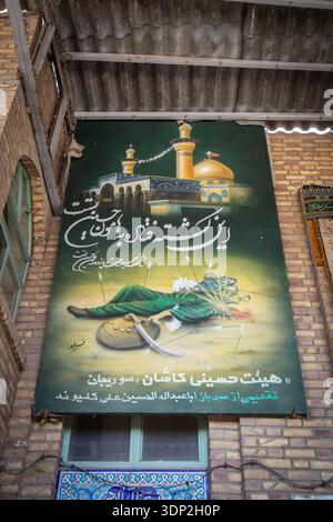KASHAN, IRAN - 12 AOÛT 2016 : peinture du martyre de l'Imam Hussain à la bataille de Karbala, le montrant tombé avec des flèches sous l'image o Banque D'Images