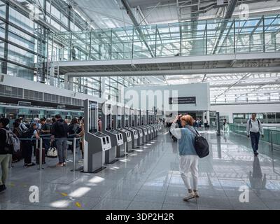 MUNICH, ALLEMAGNE - 21 JUIN 2025 : les scanners EES en libre-service au contrôle des passeports à l'aéroport de Munich sont prêts pour le système d'entrée/sortie de l'UE. File d'attente des voyageurs b Banque D'Images