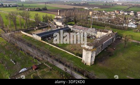 Vue aérienne de Corte Castiglione, un domaine historique en cours de restauration, situé dans la campagne italienne près de Mantoue Banque D'Images