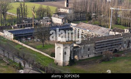 Vue aérienne de Corte Castiglione, le lieu de naissance de Baldassarre Castiglione, en cours de restauration et de construction avec échafaudages Banque D'Images