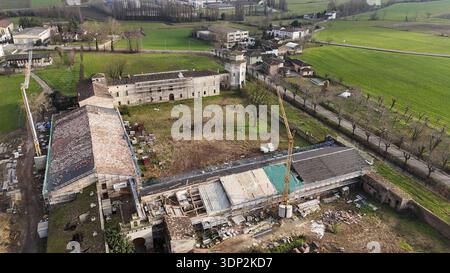 Vue aérienne de Corte Castiglione en pleine rénovation et travaux de construction à Casatico, Mantoue, Lombardie Banque D'Images