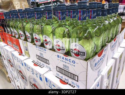 Samara, Russie - 26 janvier 2020: Boissons alcoolisées en bouteille Martini vermouth prêt à la vente au Superstore Banque D'Images