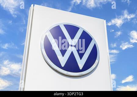 Samara, Russie - 18 juin 2022 : signe de la concession avec le logo de Volkswagen contre le ciel bleu. Volkswagen est le plus grand constructeur automobile allemand Banque D'Images