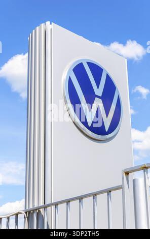 Samara, Russie - 18 juin 2022 : signe de la concession avec le logo de Volkswagen contre le ciel bleu. Volkswagen est le plus grand constructeur automobile allemand Banque D'Images