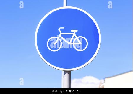 Panneau de signalisation pour les vélos sur la voie du ciel bleu Banque D'Images