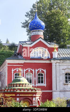 Péchory, Russie - 30 août 2024 : le monastère de la Dormition de Pskovo-Pechersky est un monastère masculin orthodoxe russe Banque D'Images