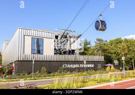 Moscou, Russie - le 8 juillet 2019 : de la station de Loujniki Moscou téléphérique dans l'été journée ensoleillée. Le transport urbain public de Moscou Banque D'Images