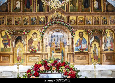 Samara, Russie - 20 avril 2025 : Église intérieure de la Résurrection dans le monastère de la Sainte Résurrection. Paschal Artos (pain de Pâques) devant ouvert Banque D'Images