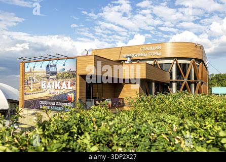 Moscou, Russie - 8 juillet 2019: Station de métro Sparrow Hills (Vorobyovy Gory) du téléphérique de Moscou en été ensoleillé. Transports urbains publics de Moscou Banque D'Images