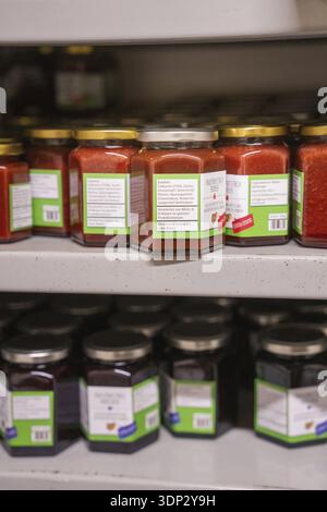Une étagère pleine de pots mason avec divers aliments Banque D'Images