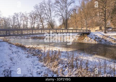 Pont enneigé sur une rivière avec un fond boisé en hiver, Nagold, Calw district, Allemagne Banque D'Images