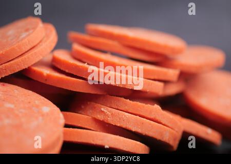 gros plan d'une tranche de saucisse sur une assiette Banque D'Images