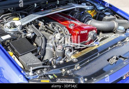 Samara, Russie - 26 juin 2022 : véhicule avec moteur de voiture réglé, sous le capot d'un véhicule Banque D'Images