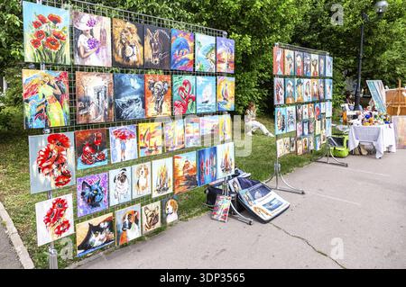 Samara, Russie - 27 mai 2023: Exposition de peinture artistique en plein air sur une rue de ville Banque D'Images