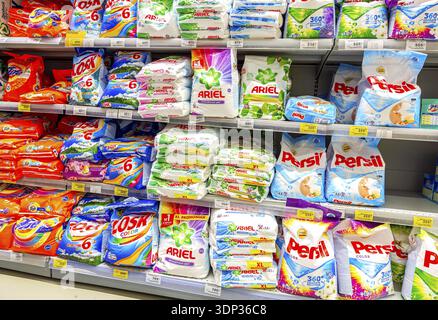 Samara, Russie - 30 mars 2019 : différentes poudres à laver prêtes à être vendues à l'hypermarché de la chaîne Banque D'Images