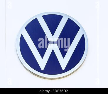 Samara, Russie - 18 juin 2022 : signe de la concession avec le logo de Volkswagen. Volkswagen est le plus grand constructeur automobile allemand Banque D'Images