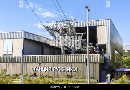 Moscou, Russie - le 8 juillet 2019 : de la station de Loujniki Moscou téléphérique dans l'été journée ensoleillée. Le transport urbain public de Moscou Banque D'Images