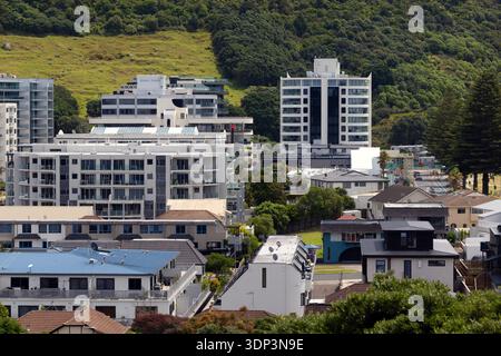 Immeubles d'appartements et logements résidentiels à la base de Mauao à Mount Maunganui, Tauranga, Nouvelle-Zélande. Banque D'Images