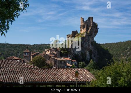 Château médiéval de Penne perché sur un rocher avec les maisons du village Banque D'Images