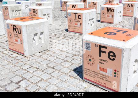 Installation d'art extérieur comportant des éléments de tableau périodique. Banque D'Images