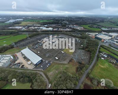 Vue aérienne de l'immense sous-station Enderby contrastant avec le paysage vert naturel sous un ciel silencieux, Enderby, Leicester, Royaume-Uni. Banque D'Images
