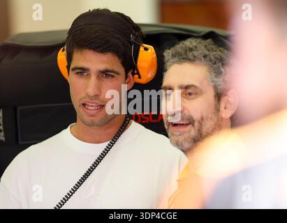 ALCARAZ Carlos, joueur de tennis et champion, dans le garage McLaren F1 Team, box, lors des essais de pré-saison de formule 1 Aramco 2026 du Championnat du monde FIA de formule 1 2026 du 11 au 13 février 2026 sur le circuit International de Bahreïn, à Sakhir, Bahreïn Banque D'Images