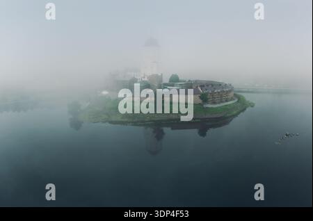 Vyborg par un matin brumeux. Vue aérienne de la forteresse dans le brouillard. Tour St Olaf. Centre-ville historique Banque D'Images