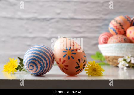 Œufs de Pâques décorés avec pissenlits Banque D'Images