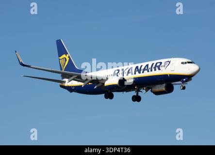 Un Boeing 737-800 de Ryanair en approche Banque D'Images