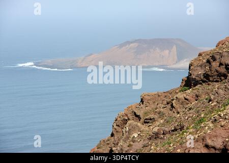 Une vue de l'île de Graciosa vue depuis les montagnes au-dessus de la ville de Famara Lanzarote Îles Canaries Espagne Banque D'Images