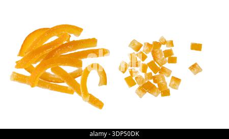 Morceaux confits d'écorces d'orange avec du sucre sur cuillère en bois et tranches volantes isolées sur fond blanc. Dessert sain avec fibres et vitamines. Banque D'Images
