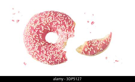 Beignet glacé rose à morsure unique avec des saupoudrages blancs et des miettes volantes. Beignet doux closeup isolé sur fond blanc Banque D'Images
