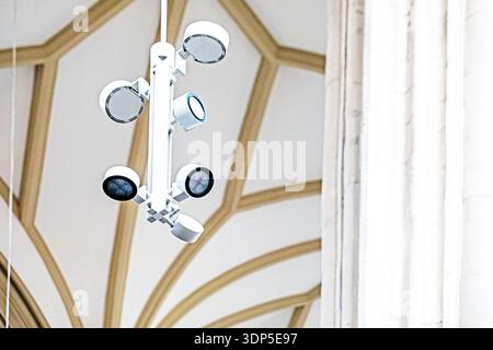 Projecteurs modernes et système de vidéosurveillance au plafond. Sûreté et sécurité des locaux Banque D'Images