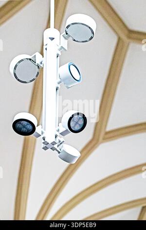 Projecteurs modernes et système de vidéosurveillance au plafond. Sûreté et sécurité des locaux Banque D'Images
